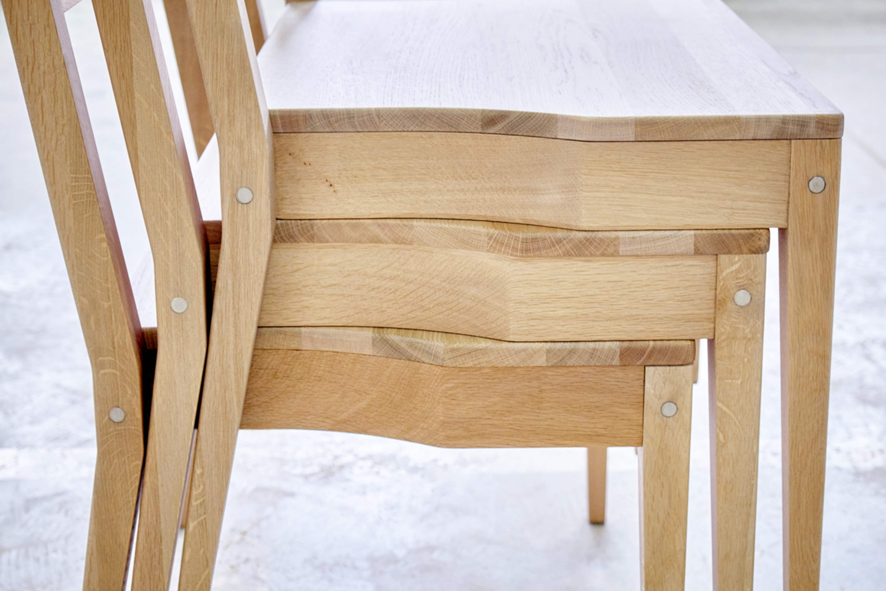 drewniane krzesła kościelne ZOE do układania w stosy - oszczędzają miejsce podczas przechowywania